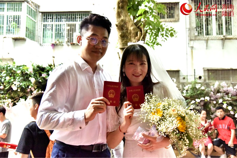 新人拿到结婚证后合影。 龙华区 刘伟摄