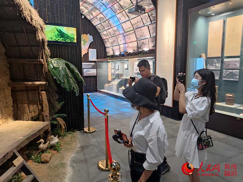拍客正在海南省民族博物館採集素材