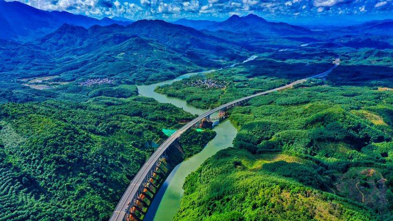 綠水青山間的海南高速。（海南省交通運輸廳供圖）