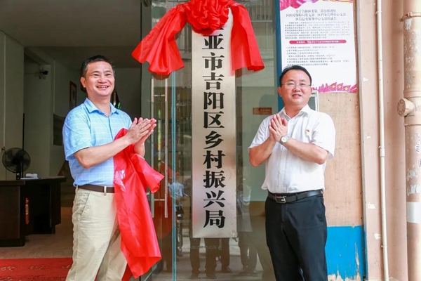 人民网>人民网海南频道>海南新闻> 三亚市吉阳区委副书记,区长顾浩(右
