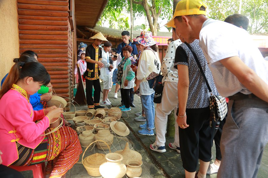 游客觀看黎族藤編技藝展示。