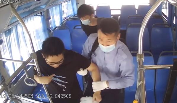 海口：大学生疼痛难忍 公交车秒变“救护车”送医