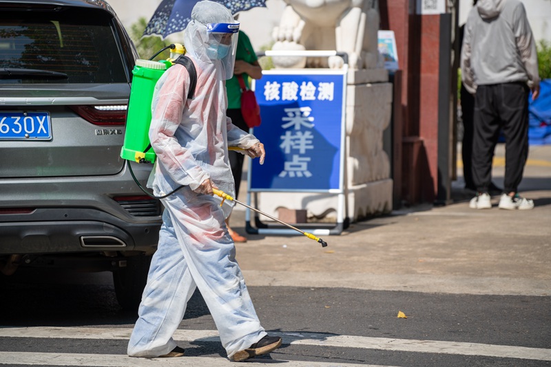 海口京環公司職工在府城中心區域核酸採樣監測點巡回消殺