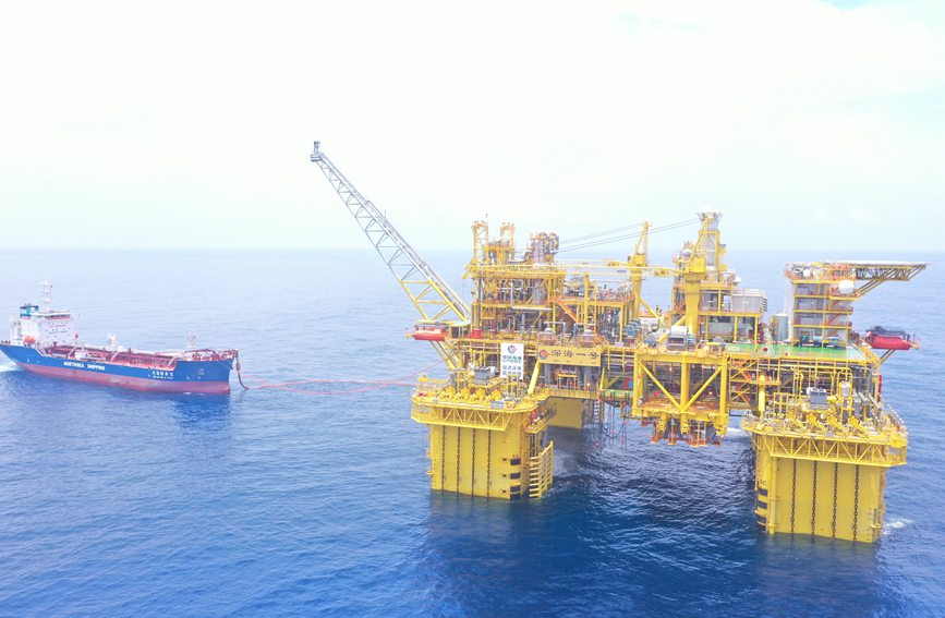 “深海一號”正在輸送凝析油到“北海新希望”號。吳盛龍 供圖