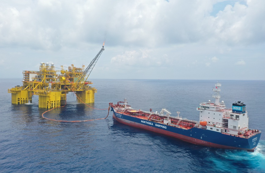 “深海一號”能源站通過動力定位系統與牽引繩定位油輪“北海新希望”號。吳盛龍 供圖