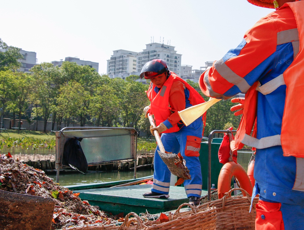 環衛工人在美蘭區美舍河水域打撈作業