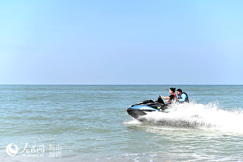 游客在龍沐灣體驗摩托艇。