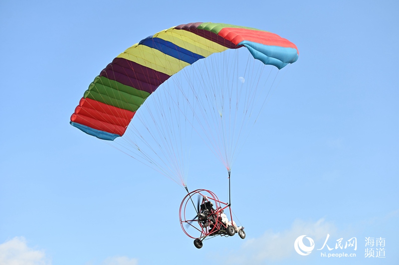 游客在龍棲灣體驗滑翔傘。