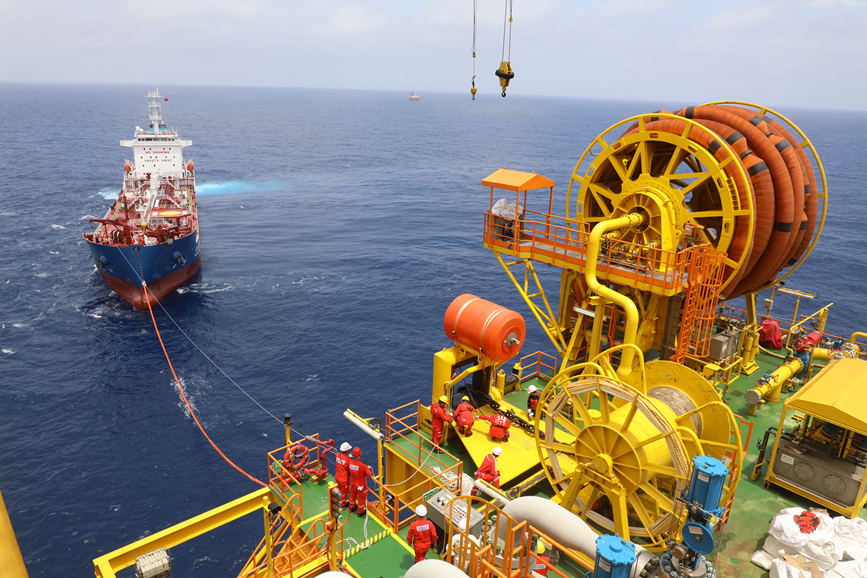 提油輪靠近“深海一號”能源站，准備開展凝析油外輸作業。朱華攝
