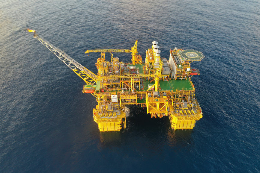 “深海一號”能源站正在進行天然氣生產和處理。朱華攝
