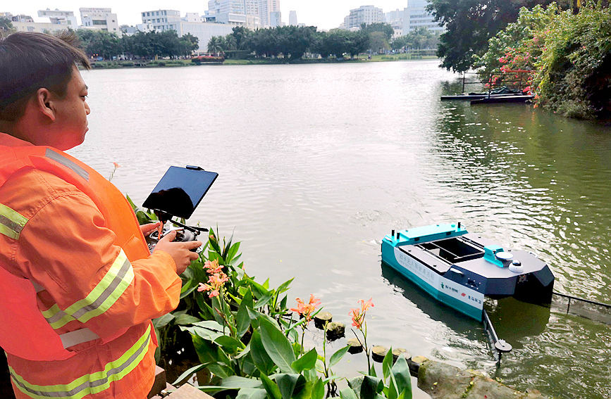 1月4日，海南首艘无人驾驶清洁船在海口东湖试用。刘伟摄