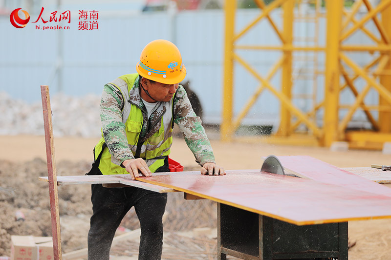 工人正在切割木板。 人民網 孟凡盛攝