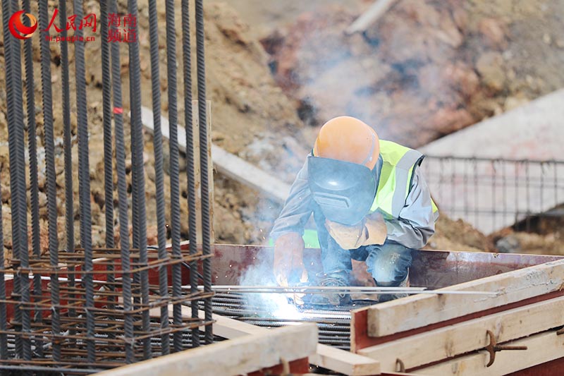 文昌馮家灣現代化漁業產業園建筑工地上，工人正使用電焊加固鋼筋。 人民網 孟凡盛攝