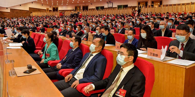 海南省政协七届五次会议开幕，委员听取大会报告。