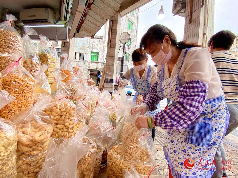 貓耳朵、京果等小零食是海南春節的“標配”。人民網 李浩蓉攝