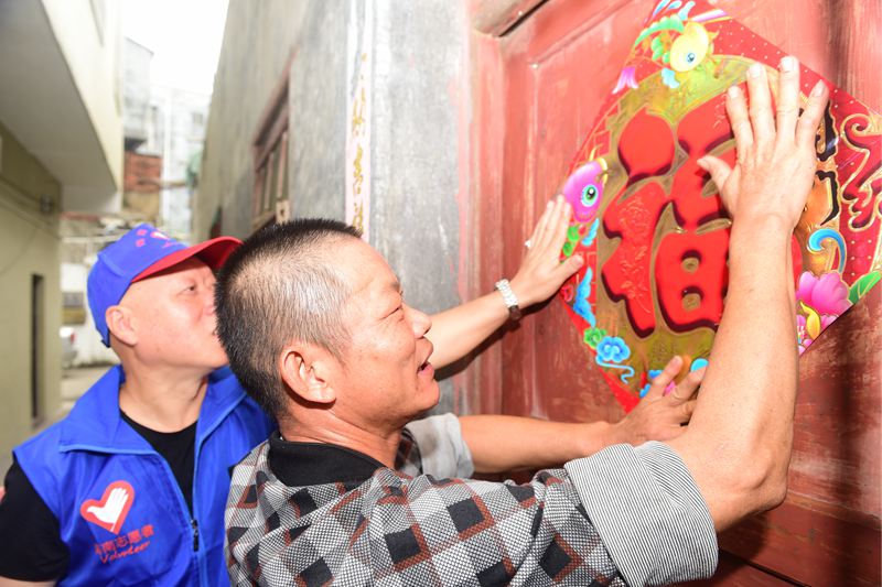 志願者送“福”。海口市委宣傳部供圖