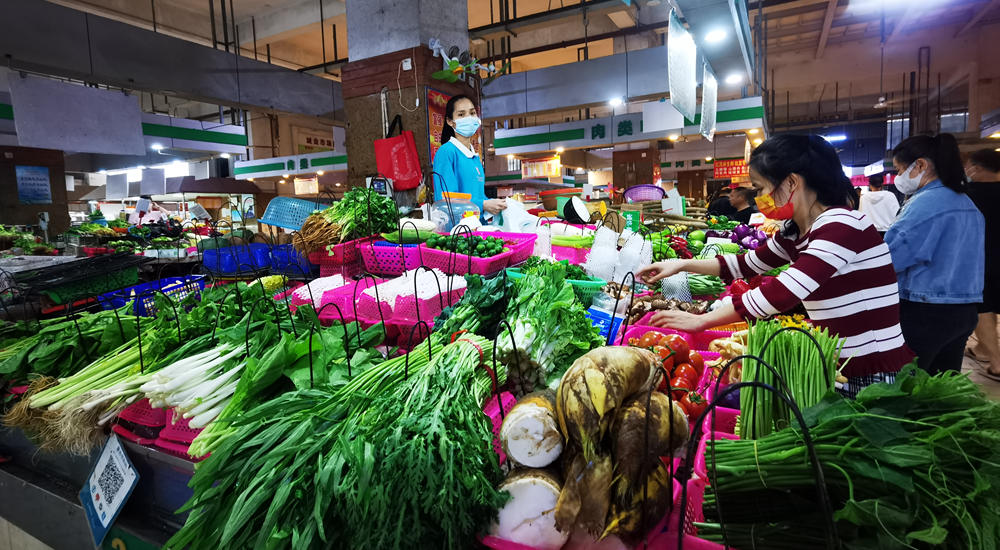 直击海口龙华区商超农贸市场：蔬菜、肉食品等供应充足