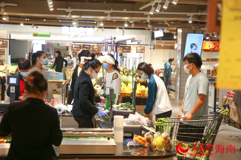 在沃美超市內，市民正在排隊過秤。人民網 牛良玉攝