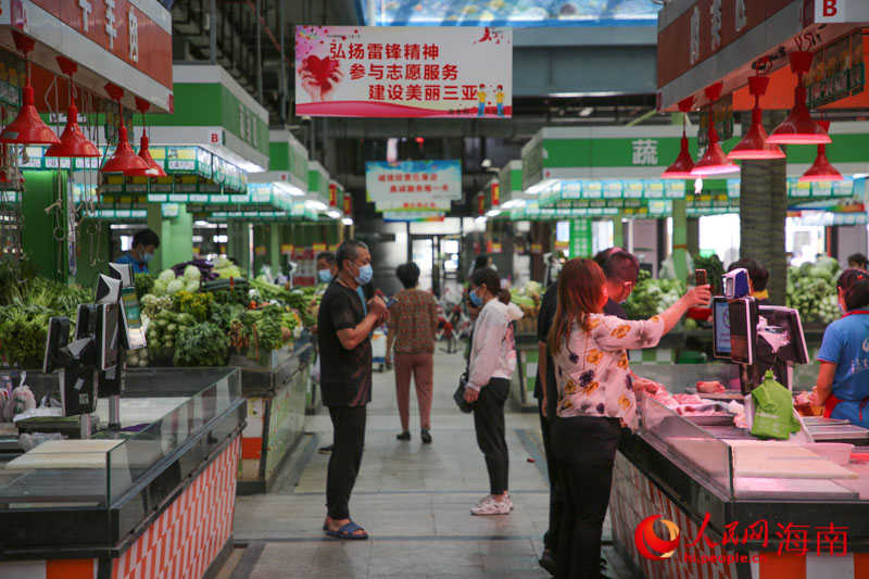 在樂天城農貿市場內，市民有序採購。人民網 牛良玉攝