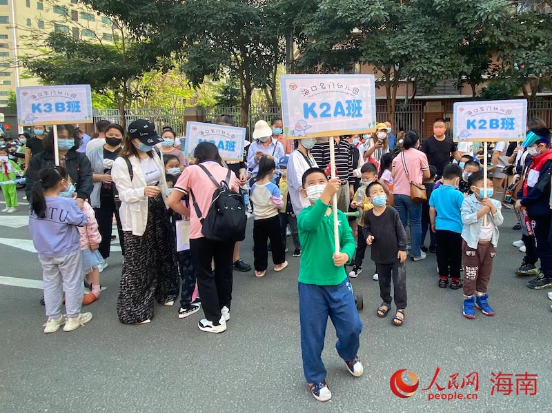 海口幼兒園學生排隊准備核酸檢測。李浩蓉攝