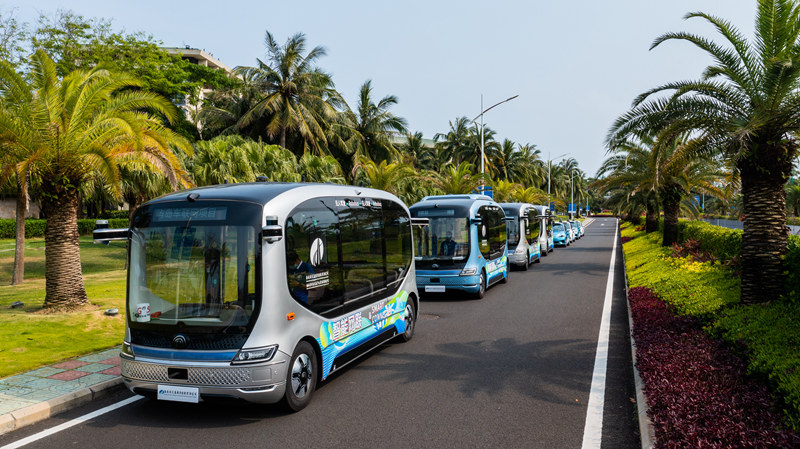 自动驾驶小巴和出租车在博鳌东屿岛运行。海南省智慧交通产业发展有限公司供图