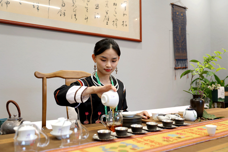 五指山妙自然茶业的王淑婷正在为来到这里的游客冲泡上好的五指山雨林红茶。人民网 符武平摄