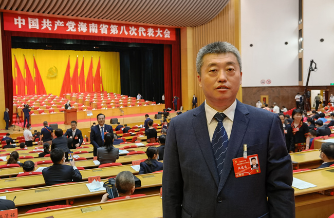 海南省第八次党代会代表，中海石油气电集团海南分公司党委书记、总经理高进录
