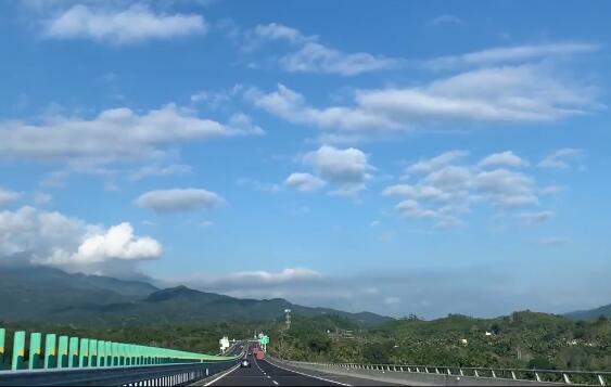 路通五指山 山海紧相连