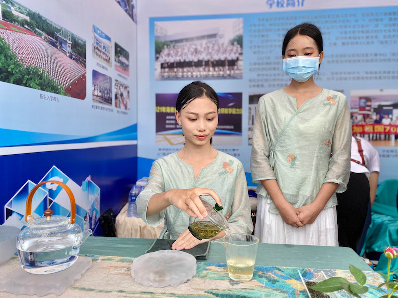 茶藝專業學生展示茶葉沖泡過程。李浩蓉攝