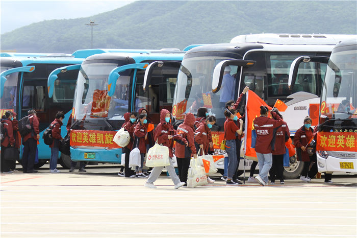 援滬醫療隊員乘車前往酒店，准備開始為期10天的休養。三亞鳳凰國際機場供圖