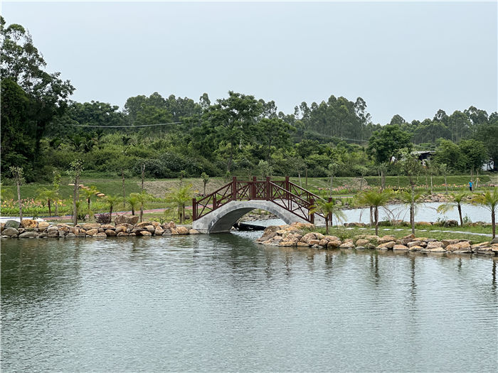 “龍潭”上造型別致的小橋。李學山攝