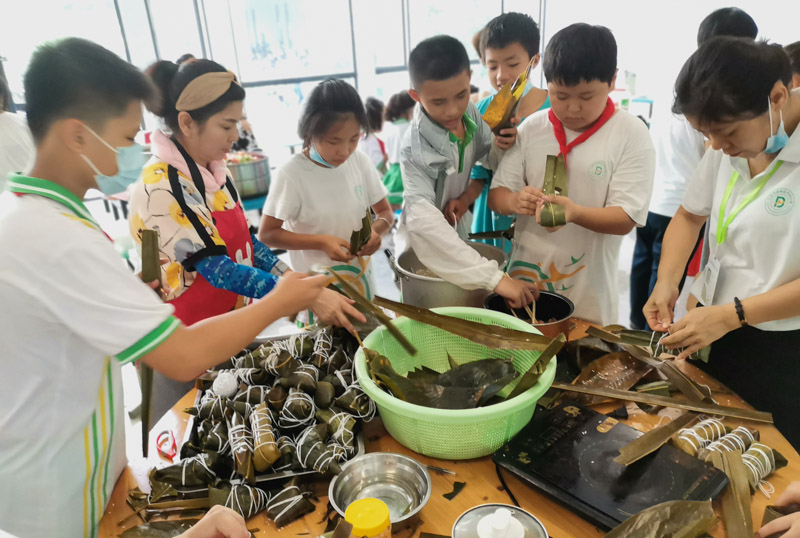 師生共同包粽子。三亞市吉陽區丹州小學供圖
