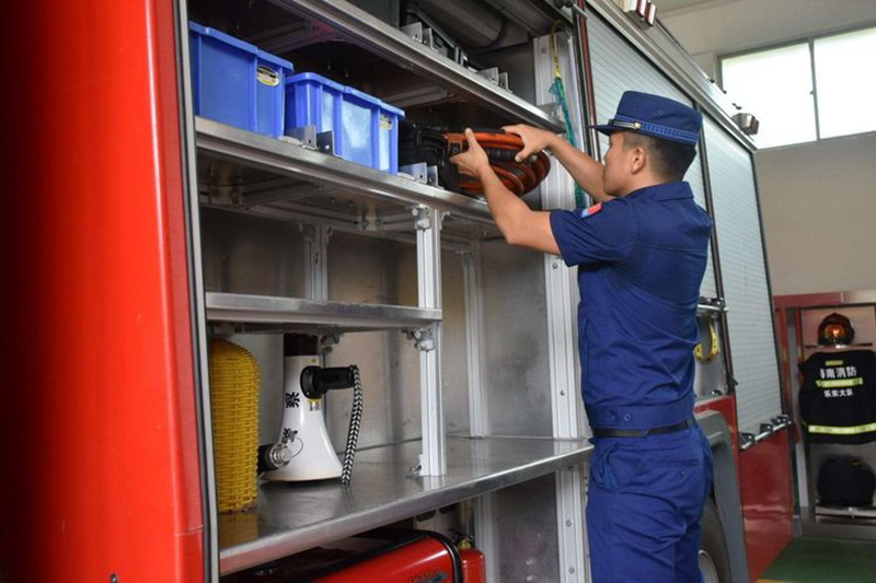 樂東消防救援大隊對執勤車輛、水車器材和防汛所需物資進行檢查保養。