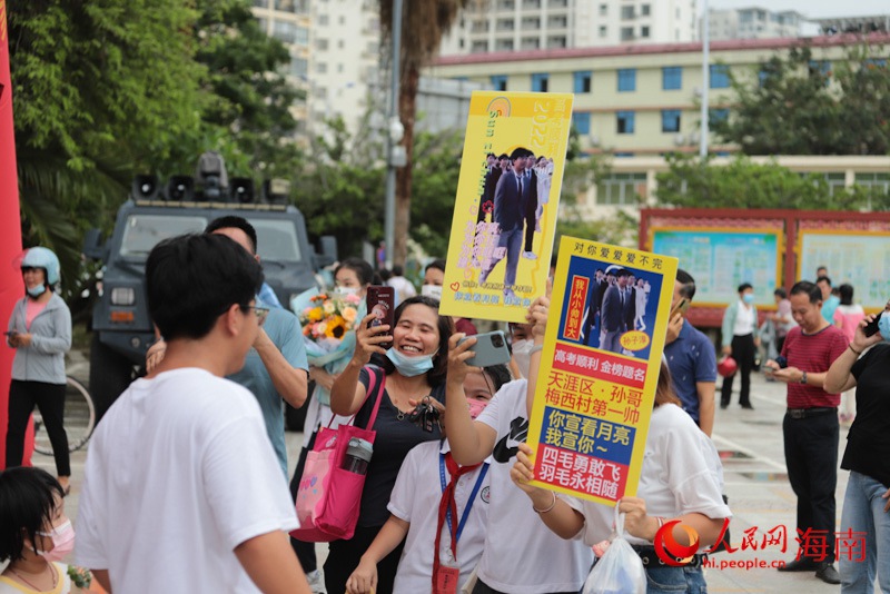 親友“花式”迎考生。人民網 牛良玉攝