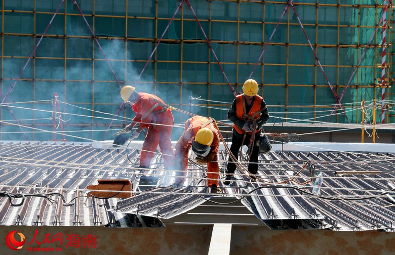 工人們正頂著高溫抓緊施工。人民網 符武平攝