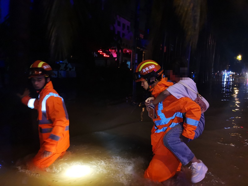 消防救援人员将被困人转移至安全区域。儋州消防供图