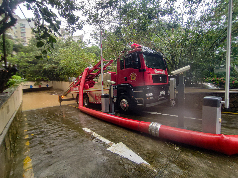 三亞消防使用“龍吸水”大功率城市排澇車進行緊急排澇。三亞消防供圖