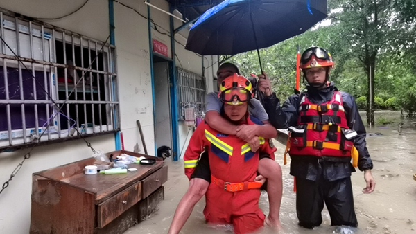 三亞市消防指戰員轉移疏散被困人員。 三亞消防供圖