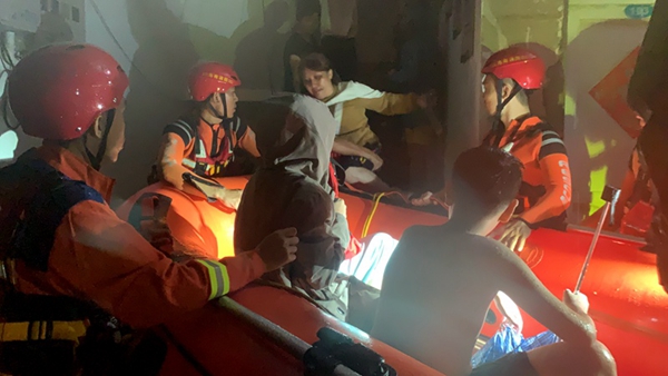 三亞市消防指戰員轉移疏散被困人員。三亞消防供圖