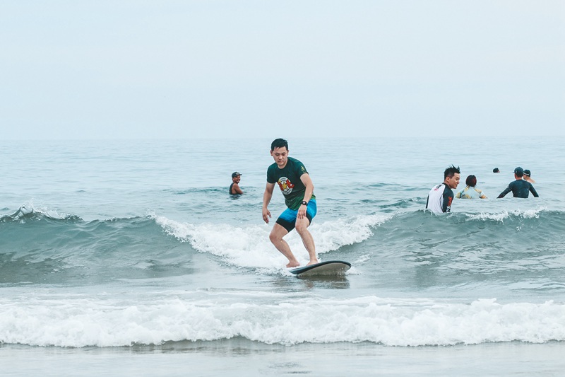 游客享受著沖浪帶來的“速度與激情”。萬寧市旅文局供圖