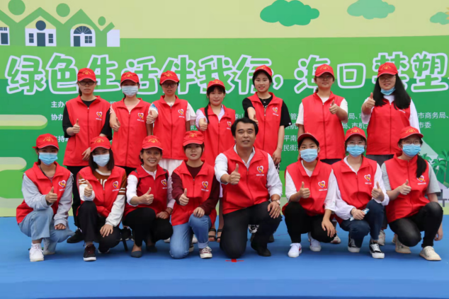 杜江带领的志愿团队进行禁塑宣传活动。受访者供图