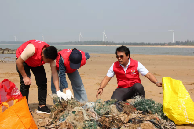 杜江在清理海滩垃圾。受访者供图