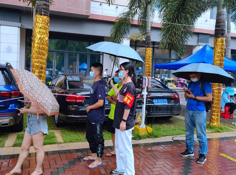 志愿者为市民挡雨。共青团龙华区委供图