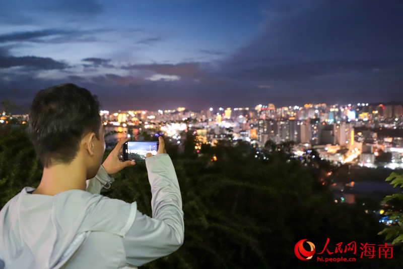 市民游客打卡三亚夜景。人民网 牛良玉摄