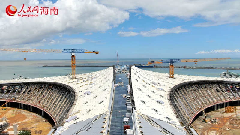 海口新海滚装码头客运综合枢纽站工程正在加快建设中。人民网 符武平摄