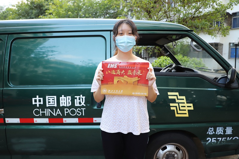 准大学生朱玥宁高兴地展示自己的录取通知书。黄文燕摄