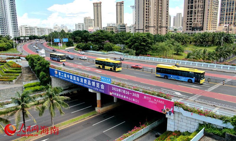 城市立交桥上的主题广告。人民网 符武平摄