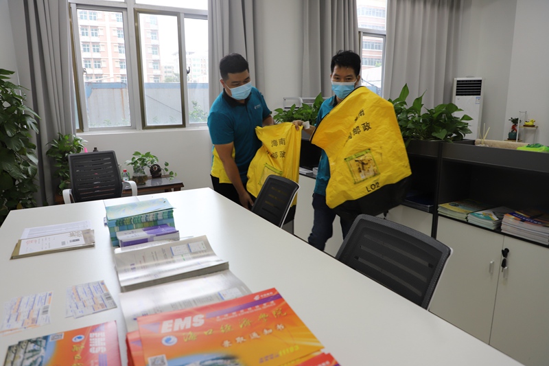 攬投人員收寄錄取通知書。黃文燕攝