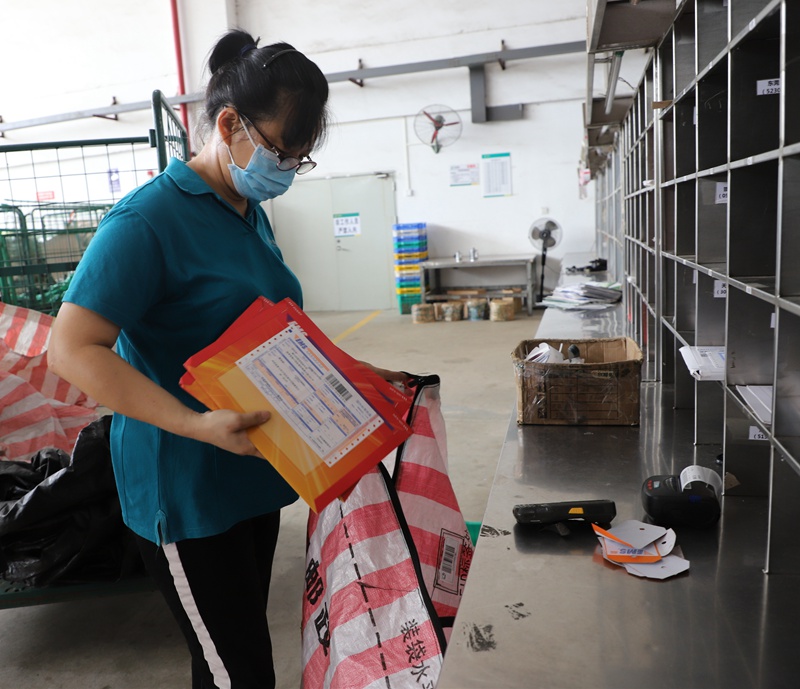 錄取通知書裝入專用郵袋后封發。黃文燕攝