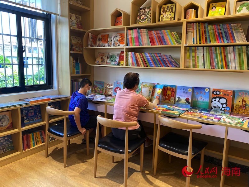 家长与孩子在书店享受亲子时光。李浩蓉摄